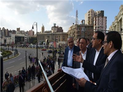 «مدبولي» يشيد بأعمال تطوير الميدان الرئيسي لمحطة مصر وسوق المحطة | صور