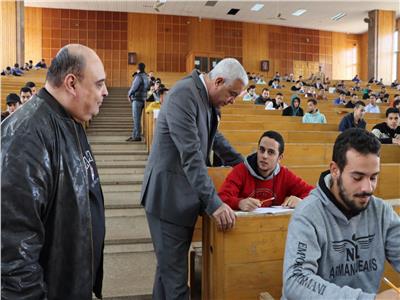 رئيس جامعة المنوفية يتفقد لجان امتحانات الفصل الدراسي الأول 