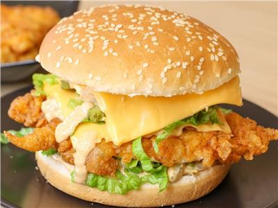 «أكلات تيك أواى».. ساندوتش زنجر الدجاج «أحلى من المطاعم» 