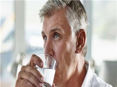 شرب الماء يطيل العمر.. دراسة أمريكية تكشف سر الشيخوخة