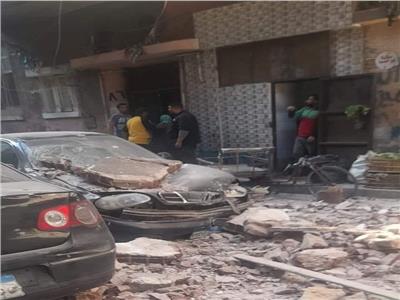 تحطم سيارتين بسبب انهيار جزئي لعقار في الإسكندرية | صور