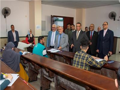 رئيس جامعة طنطا يتابع سير أعمال الامتحانات بجميع الكليات | صور