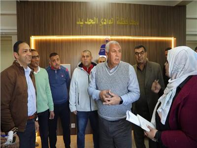 محافظ الوادي الجديد يُتابع سير العمل بمركز "إبداع مصر الرقمية" 
