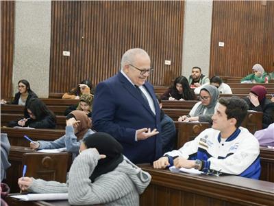 رئيس جامعة القاهرة يتفقد سير أعمال امتحانات الفصل الدراسي الأول