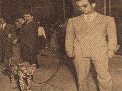 في الخمسينيات.. سيلفيد جنوشي يسير مصطحبا «فهد» في شوارع روما 