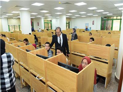 2232 طالبا وطالبة بتمريض سوهاج يؤدون امتحانات الترم الأول إلكترونياً