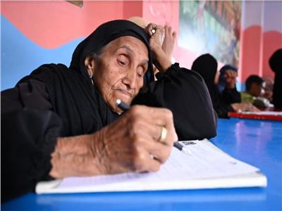 «السن مش عقبة».. سيدة تخوض امتحان محو الأمية عمرها 87 عاماً