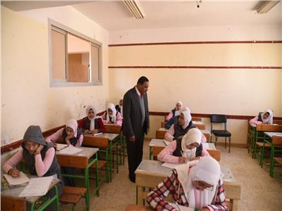 محافظ مطروح يتفقد لجان امتحانات الشهادة الإعدادية 
