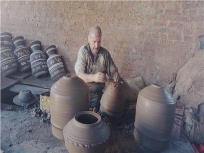 حكايات| صناعة الفخار.. فن تشكيل الطين بقرية جاويش