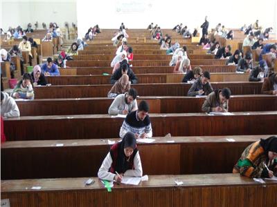«عصام فرحات» يتابع سير امتحانات منتصف العام بلجان كلية الطب البيطري