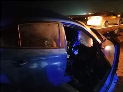 مصرع 3 واصابة سيدة في تصادم سيارة بالحاجز الخرساني بطريق «السويس - القاهرة»