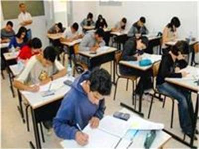 طلاب الصف الثاني الثانوي بالقاهرة يؤدون امتحاني التاريخ والأحياء 
