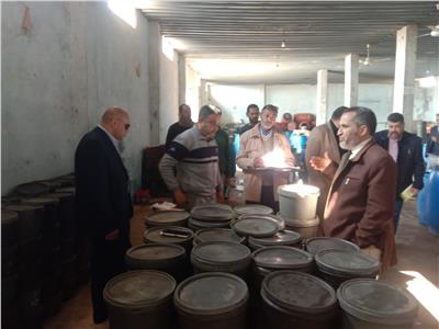 ضبط مصنعيّن للأجبان والمخللات دون ترخيص في مركز مطاي بالمنيا