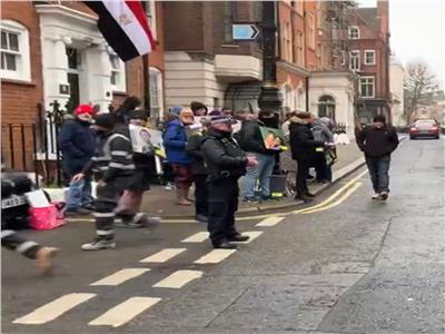 الجالية المصرية في بريطانيا تحتفل بعيد الشرطة أمام السفارة بلندن | صور     