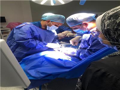 إجراء أول تدخل جراحي بالميكروسكوب للمخ والأعصاب بمستشفى سوهاج الجامعي