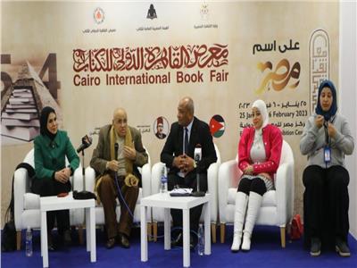 الجمهور يحتشد حول فعاليات معرض القاهرة الدولي للكتاب في رابع أيامه