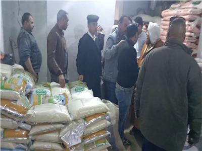 محافظة الجيزة تضبط مخزن بداخله 5.5 طن أعلاف دواجن وأرز ودقيق | صور وفيديو