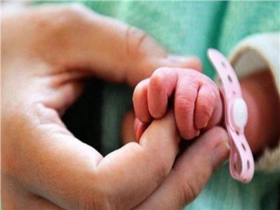 لأول مرة في تونس.. ولادة طفل يحمل توأمه داخل بطنه!