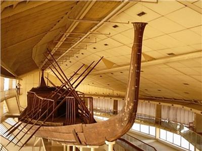 المتحف المصري الكبير: تجميع 1698 قطعة خشبية من مركب خوفو الثاني| فيديو
