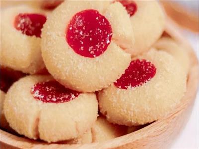 لعشاق الحلويات «الكوكيز المقرمشة» بمربي الفراولة