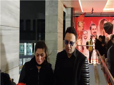 مصطفى قمر وزوجته يصلان العرض الخاص لفيلم «الحب بتفاصيله»| صور