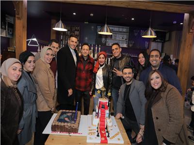 فريق عمل «الحب بتفاصيله» ومصطفى قمر يحتفلون بعيد ميلاد هيثم حسن | صور