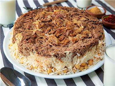 «أكلات الحلة الواحدة».. طريقة عمل «الأرز باللحمة» في 4 خطوات 
