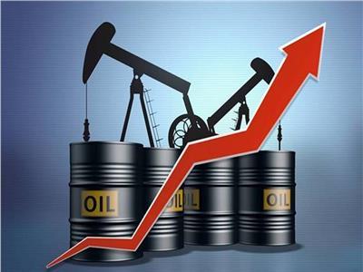 أسعار النفط تسجل مكاسب أسبوعية بأكثر من 8%