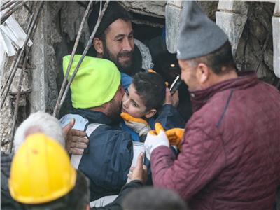 إنقاذ طفل عمره 5 سنوات من تحت الأنقاض في تركيا
