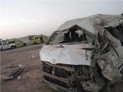 مصرع وإصابة 4 أشخاص في انقلاب سيارة أجرة بالطريق الصحراوي بالاقصر