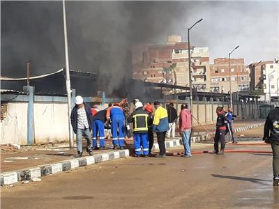 الأمن الصناعي بشركات البترول في السويس يشارك في إخماد حريق مصنع الملابس