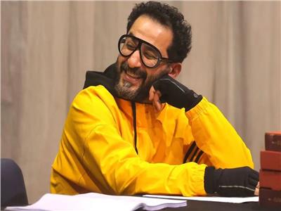 بالصور| أحمد حلمي في كواليس مسرحية «ميمو» بصحبة رزق وهنا الزاهد