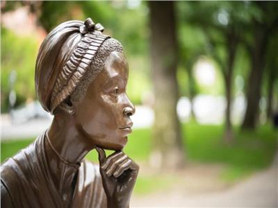 أصل الحكاية .. فيليس ويتلي أول شاعرة أمريكية من أصل أفريقي