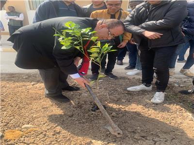 رئيس جامعة الأقصر يشارك في المبادرة الرئاسية «100 مليون شجرة مثمرة»