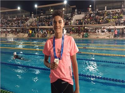 عمرو خالد يحصد ٦ ميداليات ذهبية في بطولة الصعيد للسباحة بالبحر الأحمر