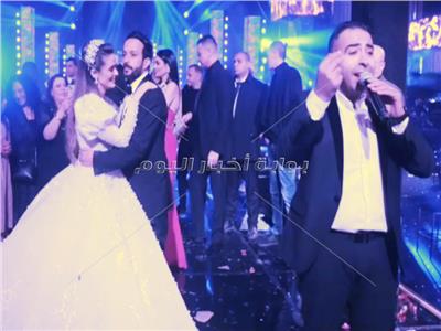 محمد عدوية يهدي أحمد عصام أغنية «قفلوا علينا الباب» بمناسبة حفل زفافه 