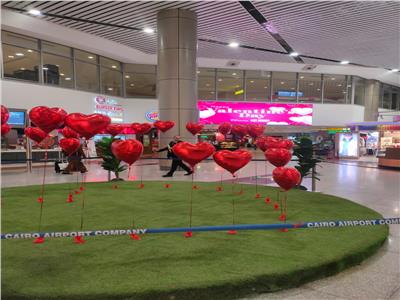 بالورود والقلوب الحمراء.. المطارات تحتفل بعيد الحب 2023 مع المسافرين| صور