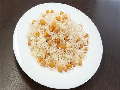 «بديلة للبروتين الحيواني».. الأرز بالحمص وجبة شهية بتكلفة اقتصادية