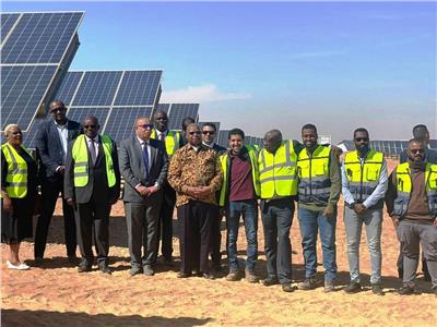 رئيس البرلمان الزيمبابوى يزور أسوان ويتفقد أكبر محطات الطاقة الشمسية ببنبان