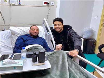 أحمد جمال يزور نجل المطرب محمد ثروت في المستشفى