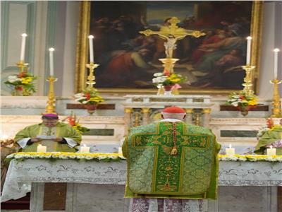 رئيس أساقفة جنوفا الفخري بإيطاليا يترأس القداس بكاتدرائية سانت كاترين بالإسكندرية
