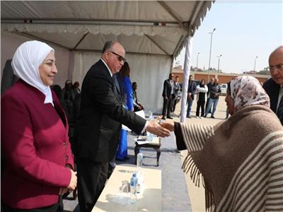 محافظ القاهرة يسلم 224 «باكية خردة» بسوق التونسي الجديد