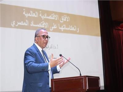 أشرف العربي يشارك في الملتقى التثقيفي الاقتصادي بجامعة المنصورة