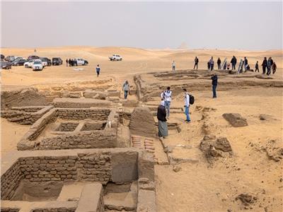 خبير أثري يكشف تفاصيل العثور على 22 مقبرة بالبهنسا في المنيا