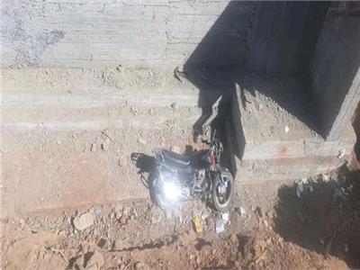 مصرع شاب وإصابة صديقة سقطا في حفر بدراجة نارية في أسيوط