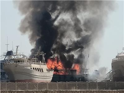 تفحم مركب صيد في حريق هائل بالسويس