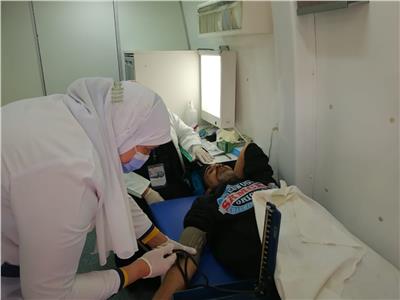 الكشف على ١٦٨١ مريضاً في قافلة علاجية بقرية منشأة النصر بالدقهلية