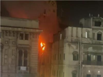 حريق أعلى عقار في ميدان المنشية بالإسكندرية.. ورئيس الحي: لا إصابات| صور
