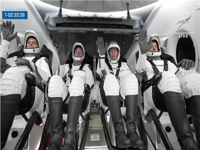 أول رسالة طمأنة من رائد الفضاء الإماراتي داخل المركبة «دراجون»