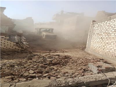 انهيار 5 منازل في نجع حمادي دون إصابات | صور